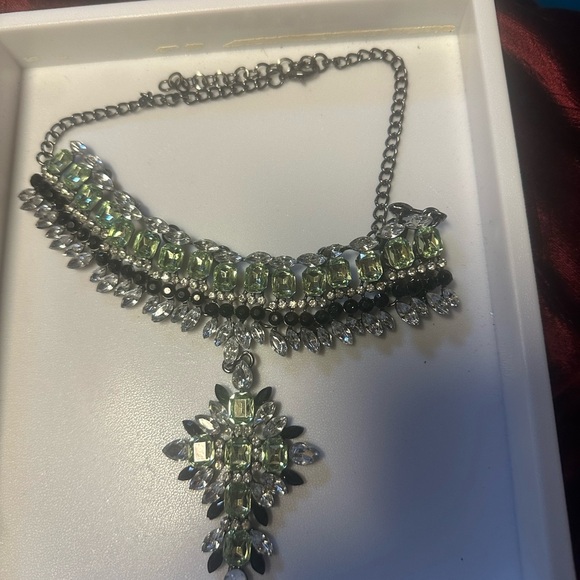 Jewelry - Elegant Silver‎ and Green Necklace